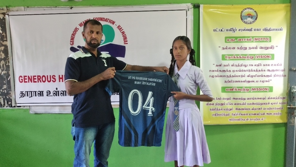 girls-cricket-team-33 girls-cricket-team-33